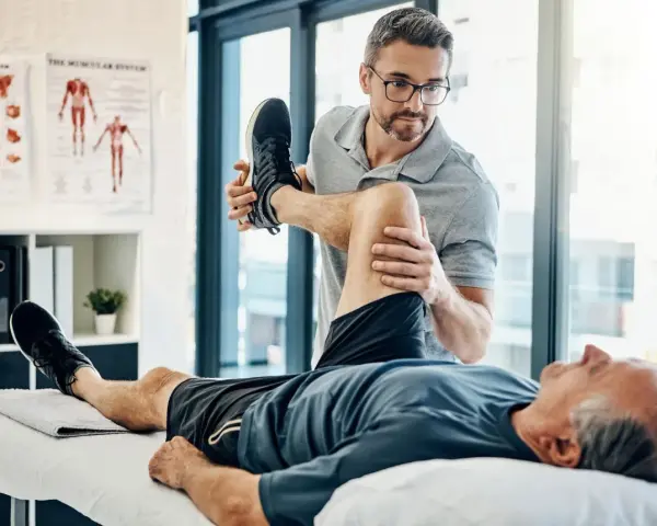 Rehabilitacja domowa NFZ: Kto się kwalifikuje i jak z niej skorzystać?