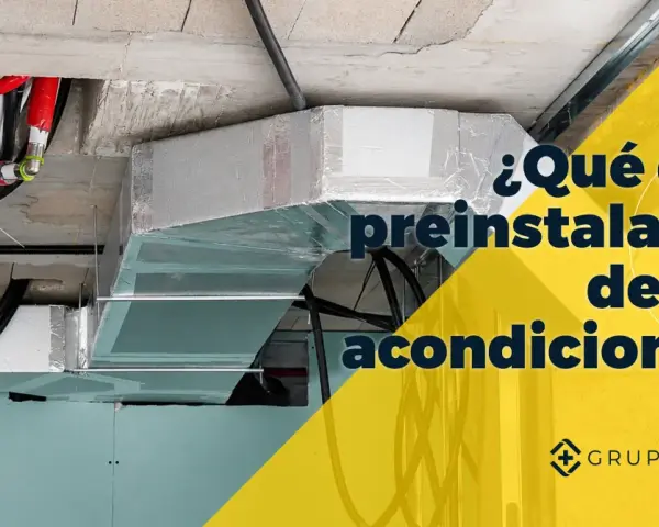 Conductos y tuberías rojas y negras visibles en el techo, parte de la preinstalación de aire acondicionado.