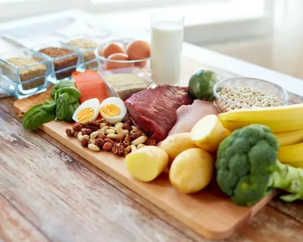Produkty bogate w białko i zdrowe tłuszcze, które mogą pomóc w obniżeniu poziomu homocysteiny: ryby, mięso, jajka, orzechy, nasiona, warzywa, owoce.