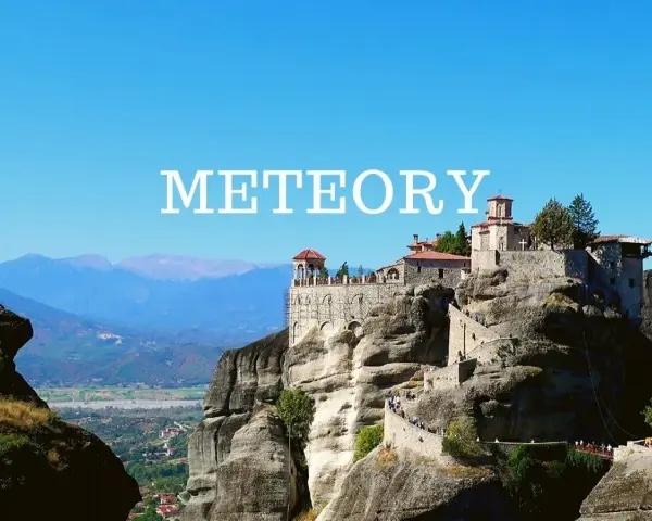 Monastyry Meteory w Grecji, zbudowane na skalnych szczytach, zapierają dech w piersiach.