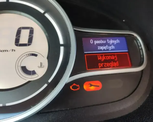 Na desce rozdzielczej Renault świeci się kontrolka klucz, informując o konieczności wykonania przeglądu.