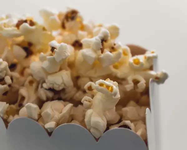 Chrupiący popcorn w pudełku, idealny na wieczór filmowy. Zastanawiasz się nad popcorn kcal?