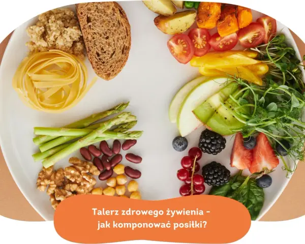 Talerz pełen kolorowych, zdrowych przekąsek: warzywa, owoce, orzechy, fasola, kasza i pieczywo. Idealny na zdrowy posiłek.