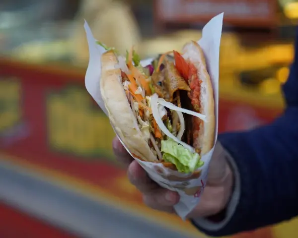 Kebab co to? Odkryj tajemnice tureckiej potrawy i jej odmiany w Polsce