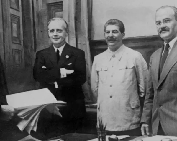 Staline et Hitler, deux figures historiques, posent ensemble. L'un tient des documents, l'autre un dossier.