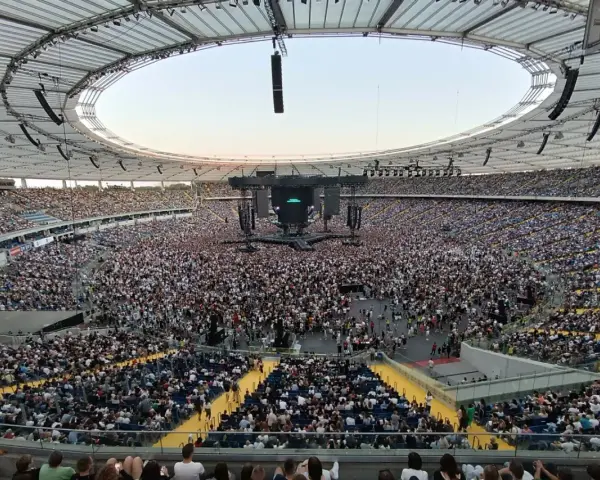Ogromny tłum na stadionie, czekający na koncert Dawida Podsiadło. Wyobraź sobie, że to już dawid podsiadło koncerty 2026!