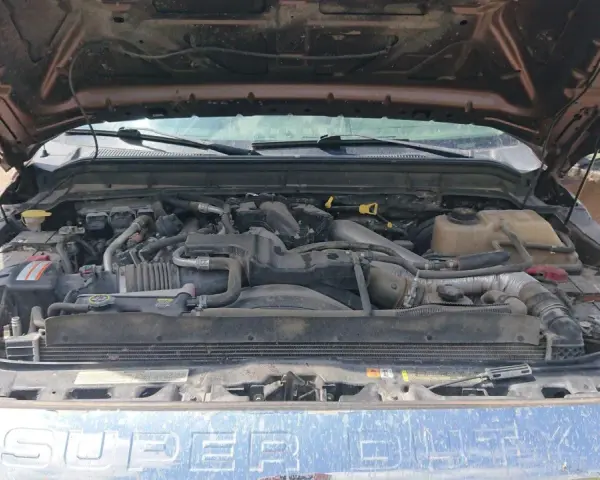 Silnik Ford F250 Super Duty. Otwarta maska odsłania skomplikowany układ silnika, gotowy do pracy.