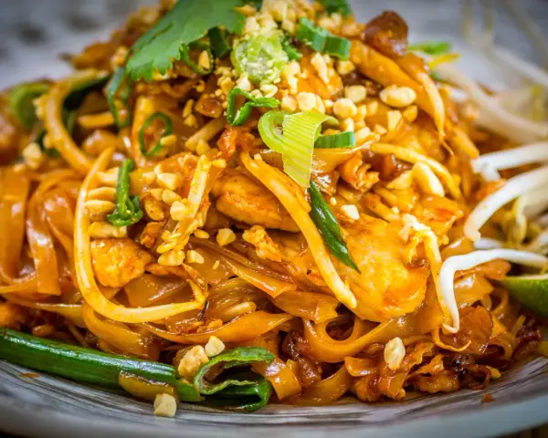 Sos Pad Thai: przepis na idealny smak! Zamienniki i wegańska wersja