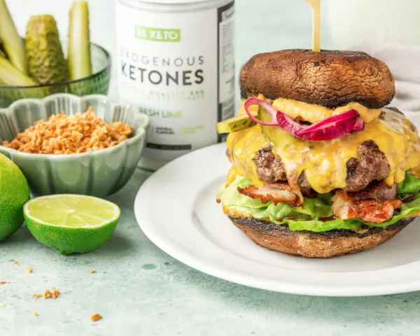 Soczysty keto burger w sałacie: Przepis + triki, by się nie rozpadł