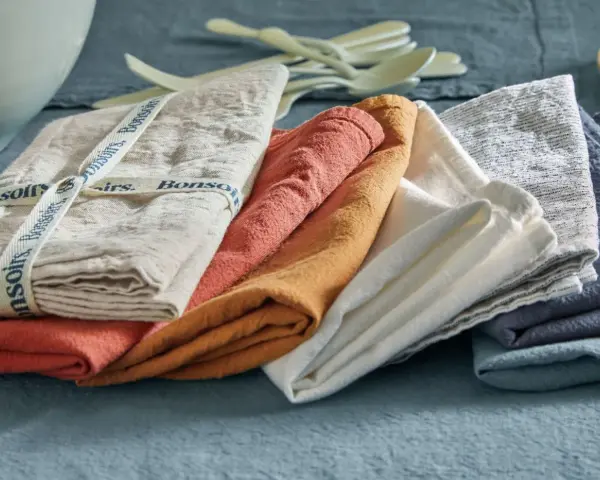 Serviettes de table en lin et coton, de différentes couleurs. Quel tissu pour serviette de table ? Le lin est idéal pour son élégance et sa résistance.