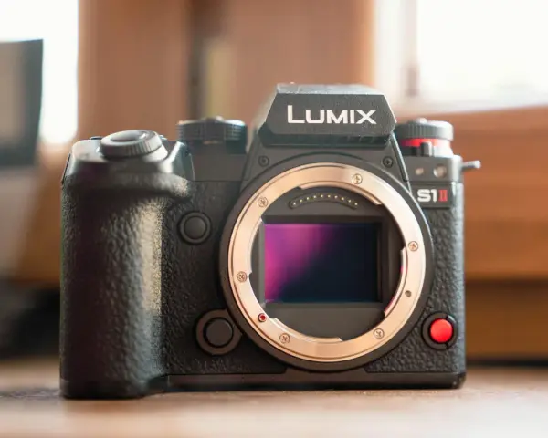 Profesjonalny aparat Lumix S1II. Zadbaj o jego bezpieczeństwo dzięki ubezpieczeniu aparatu fotograficznego.