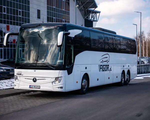 Wynajem autokaru: Ile kosztuje i jak uniknąć ukrytych opłat?
