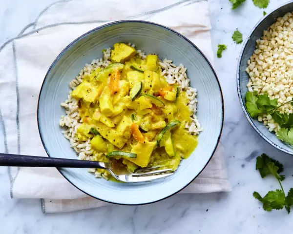 En skål med ris och en krämig currysås med grönsaker. Perfekt för ett snabbt currysås recept.