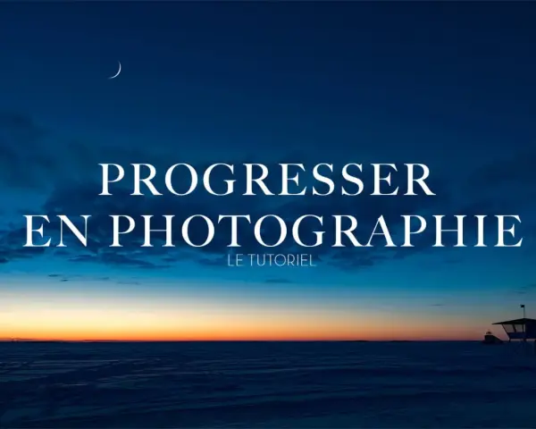 Un ciel crépusculaire bleu profond avec une lune fine au-dessus d'un paysage enneigé. Le texte "Progresser en photographie" invite à apprendre.