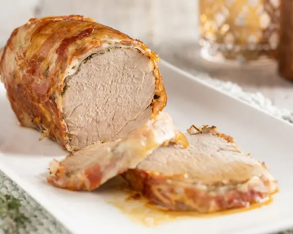 Filetto di maiale avvolto nel bacon, un'idea gustosa per le tue ricette.