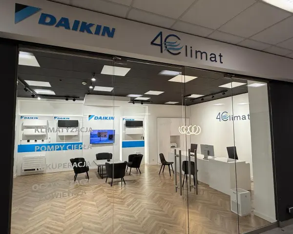 Witryna sklepowa z klimatyzacją Daikin i 4e climat, z ekspozycją urządzeń i meblami.