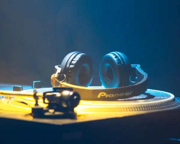 DJ-Kopfhörer auf Plattenspieler, bereit für elektronische Musikgenres.