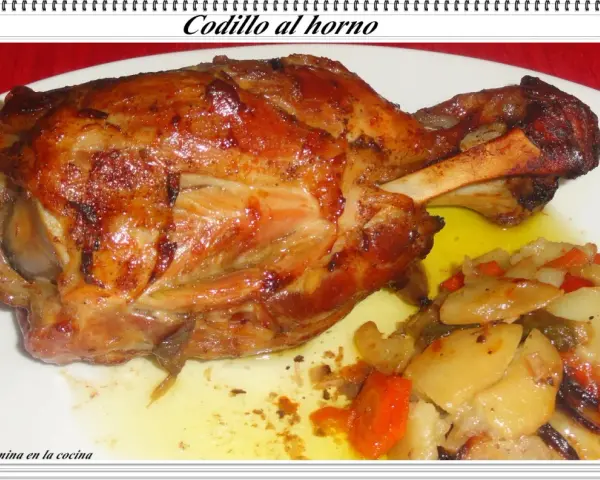 Codillo al horno, una jugosa y dorada pata de cerdo asada, acompañada de patatas y verduras. ¡Una receta tradicional irresistible!