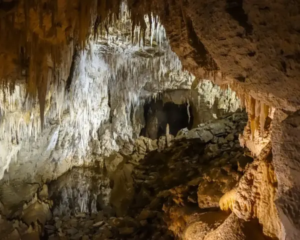 Wnętrze jaskini z naciekami i stalagmitami. Sprawdź jaskinia zakopane-cennik, by zaplanować wizytę.