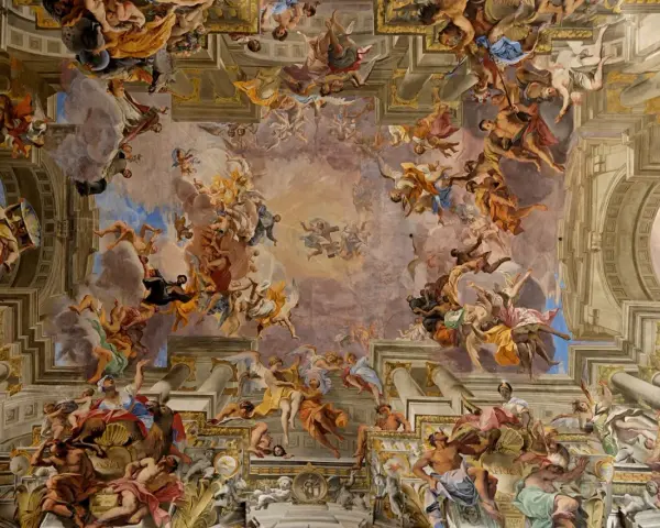 Un plafond spectaculaire dans le style baroque, peuplé d'anges et de figures célestes dans un tourbillon de couleurs et de mouvement.