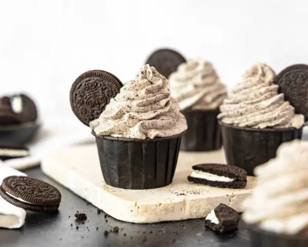 Köstliche Oreo Muffins mit cremigem Topping und ganzen Keksen dekoriert. Ein Traum für jeden Schokoladenliebhaber!