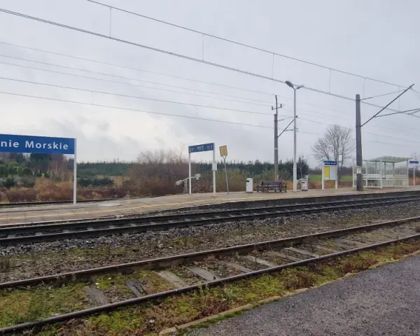 Stacja Ustronie Morskie. Tu zaczyna się podróż pociągiem do celu.