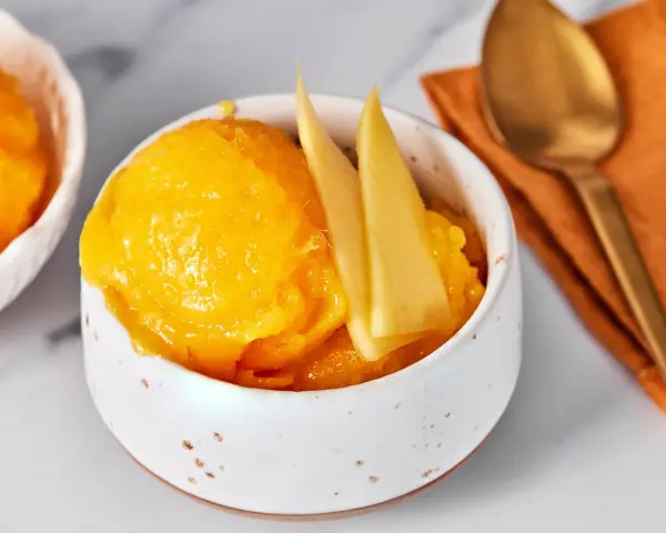 Erfrischendes Mango Sorbet, perfekt für ein leichtes Dessert. Dieses Mango Sorbet Rezept ist einfach und lecker.
