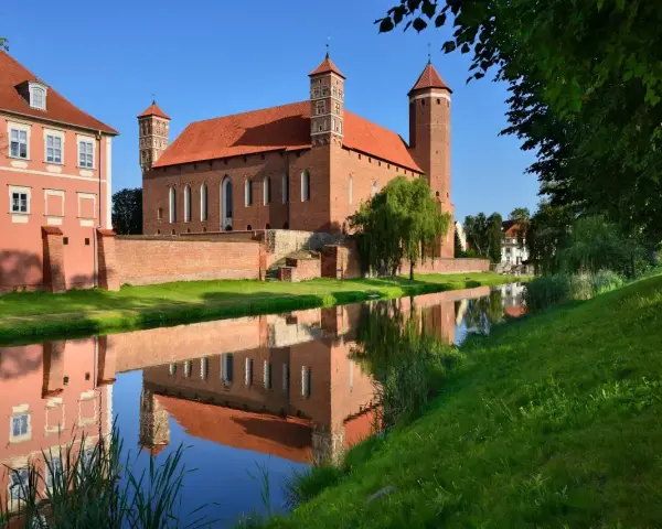 Zamek w Pułtusku zachwyca odbiciem w wodzie. Idealne miejsce na zwiedzanie i podziwianie historii.