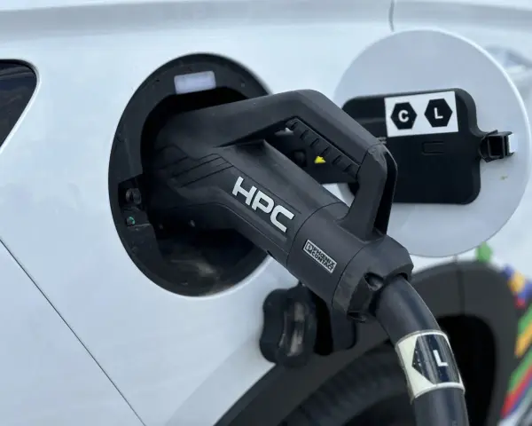 Napięcie w aucie elektrycznym: 400V czy 800V? Co musisz wiedzieć?