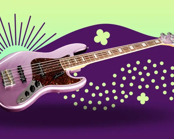 Glitzernder lila E-Bass mit fünf Saiten, ein Beispiel für hochwertige E-Bass-Marken, vor einem lila und hellgrünen Hintergrund mit Punkten und Strahlen.