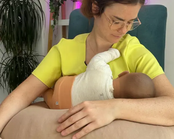 Poduszka do karmienia czy warto? Odkryj jej korzyści i wady
