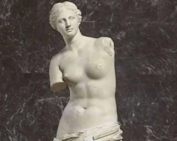 La Vénus de Milo, une sculpture antique en marbre, est représentée ici avec ses bras manquants, posant gracieusement.