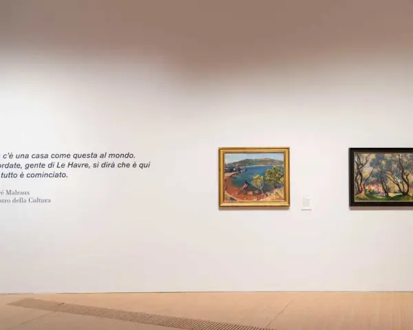 Citazione di Malraux e due dipinti in una sala del museo del Novecento Mestre.