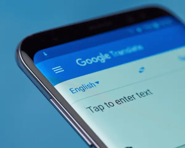 Czy aplikacja Tłumacz Google jest darmowa? Poznaj jej możliwości i ograniczenia