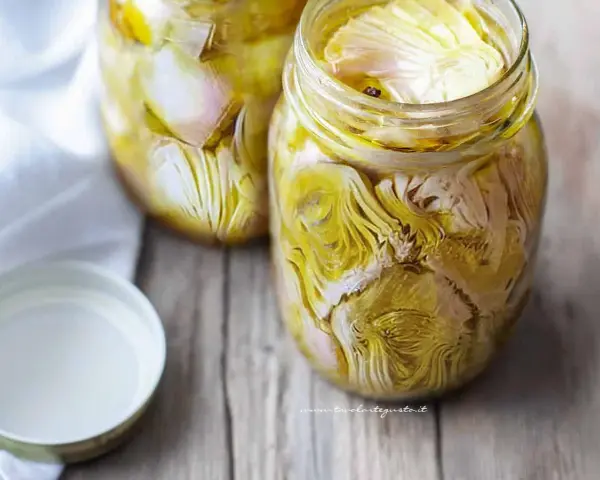Carciofi sott'olio, una deliziosa ricetta pugliese per conservare il sapore autentico.