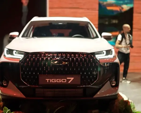 Biały Tiggo 7 z charakterystycznym grillem, gotowy na przygodę jak Korando.