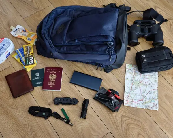 Plecak, paszporty, mapa, lornetka i scyzoryk - wszystko gotowe na wyprawę. Nawet pantałyk się znajdzie!