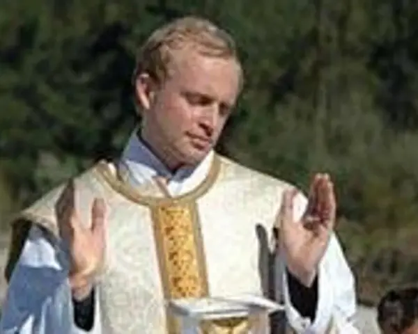 Aktor w stroju kapłańskim, który grał papieża, błogosławi wiernych.