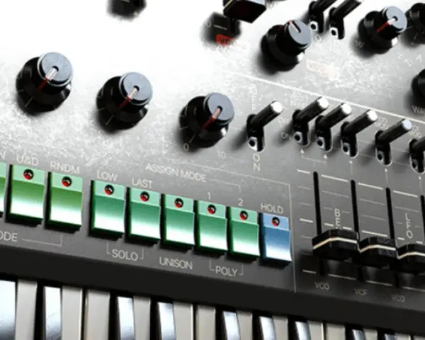 Nahaufnahme eines Synthesizer-Panels mit vielen Knöpfen, Schaltern und Tasten. Ideal für kostenlose Synthesizer VST-Plugins.