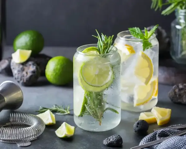 Orzeźwiające drinki z ginem, ozdobione plasterkami limonki, cytryny i gałązkami rozmarynu. Idealne na letnie wieczory.