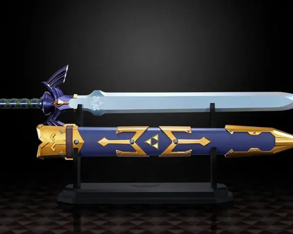 La espada maestra, con su hoja plateada y empuñadura morada, descansa sobre su vaina azul y dorada, lista para la aventura.