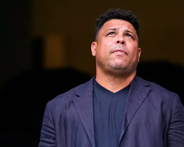 Ronaldo Nazario de Lima, legendarny piłkarz, spogląda w górę zamyślony.