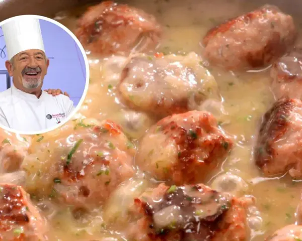 Chef Karlos Arguiñano sonríe junto a un plato humeante de deliciosas albóndigas de pollo en salsa cremosa, decoradas con perejil fresco.
