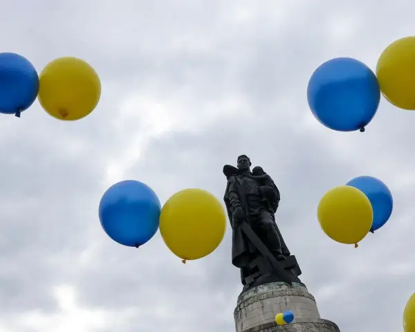 Niebiesko-żółte balony unoszą się nad pomnikiem, symbolizując ukraińską kulturę i tradycje.