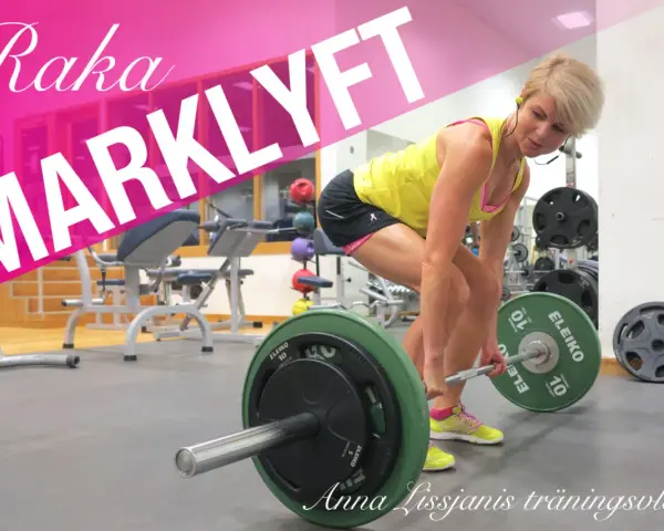 En kvinna utför raka marklyft med en skivstång i ett gym.