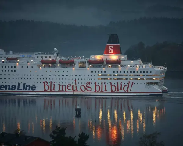 Prom Stena Line "Bli med og bli blid!" płynie po wodzie. Szukasz najtańszego promu do Szwecji?