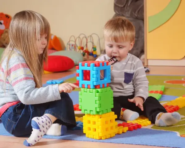 Ile dzieci w żłobku? Poznaj kluczowe przepisy i ograniczenia