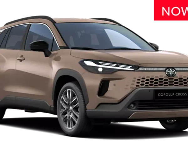 Brązowy Toyota Corolla Cross Hybrid z napisem "NOWOŚĆ" na czerwonym tle.