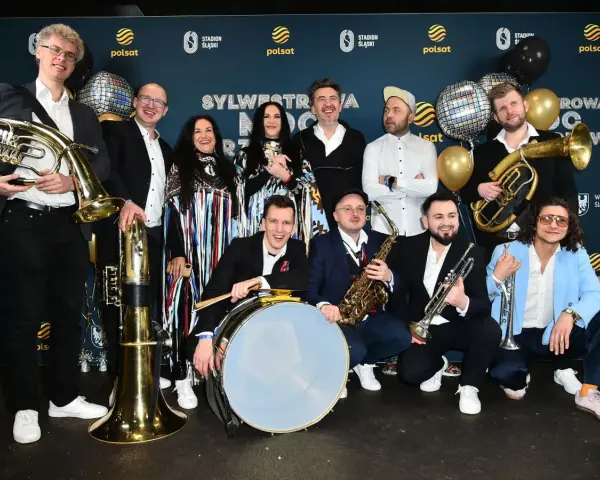 Bum bum orkiestar gotowy do zabawy! Muzycy z instrumentami dętymi i perkusją pozują do zdjęcia.