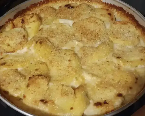 Parmigiana di patate dorata e filante, un comfort food irresistibile.